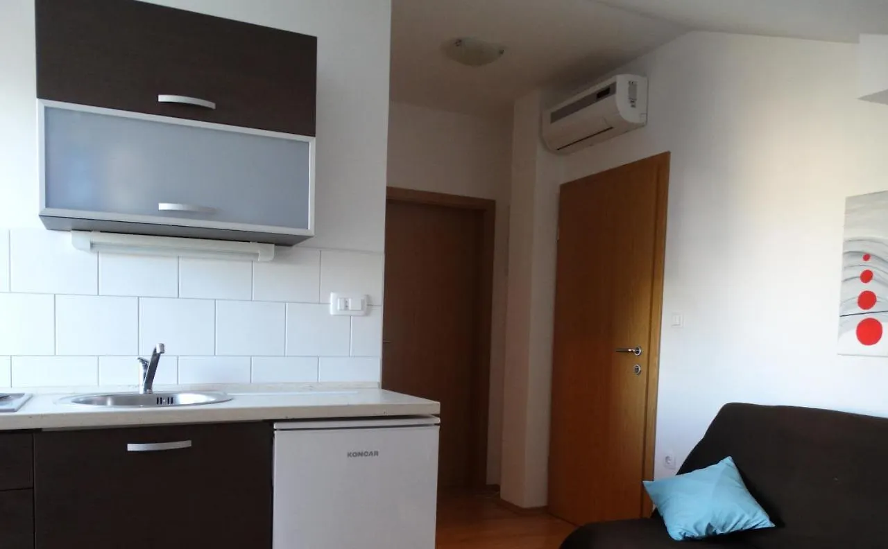 Apartmani Crikvenica 30046 - Matija 0*,